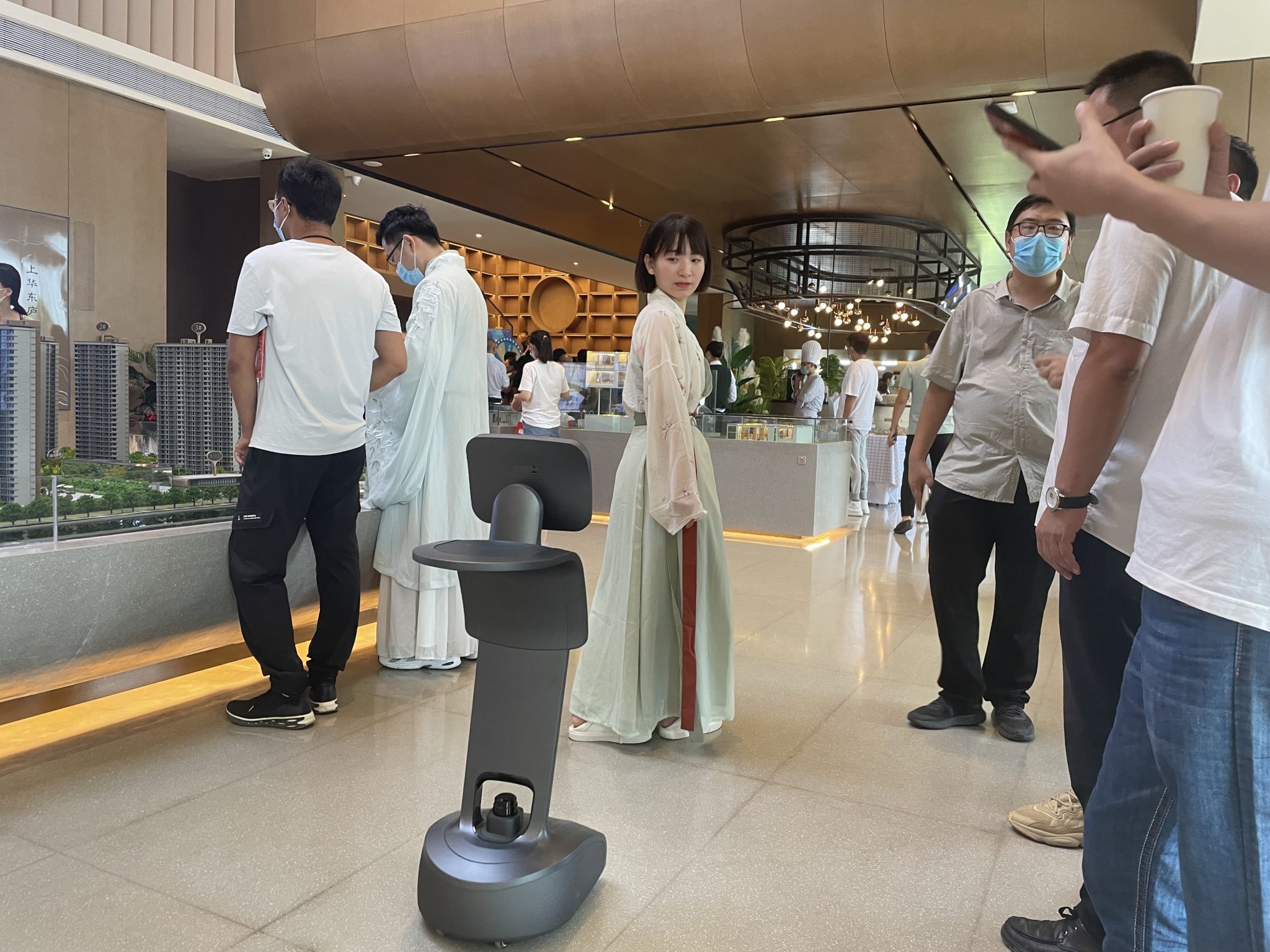 智能机器人temi助力“上华东庐美学生活馆“盛大开放